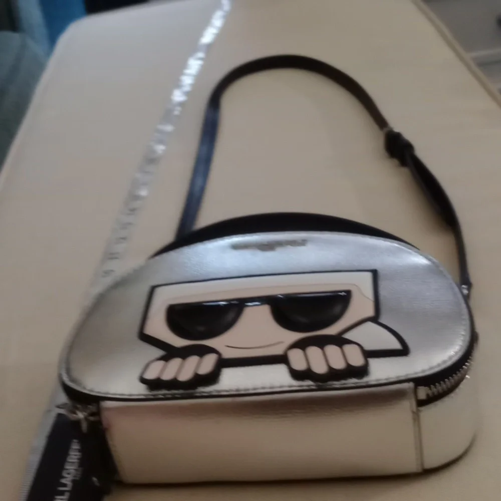 BNWT Karl Largerfeld silver & black crossbody bag with face logo - Picture 2 of 13